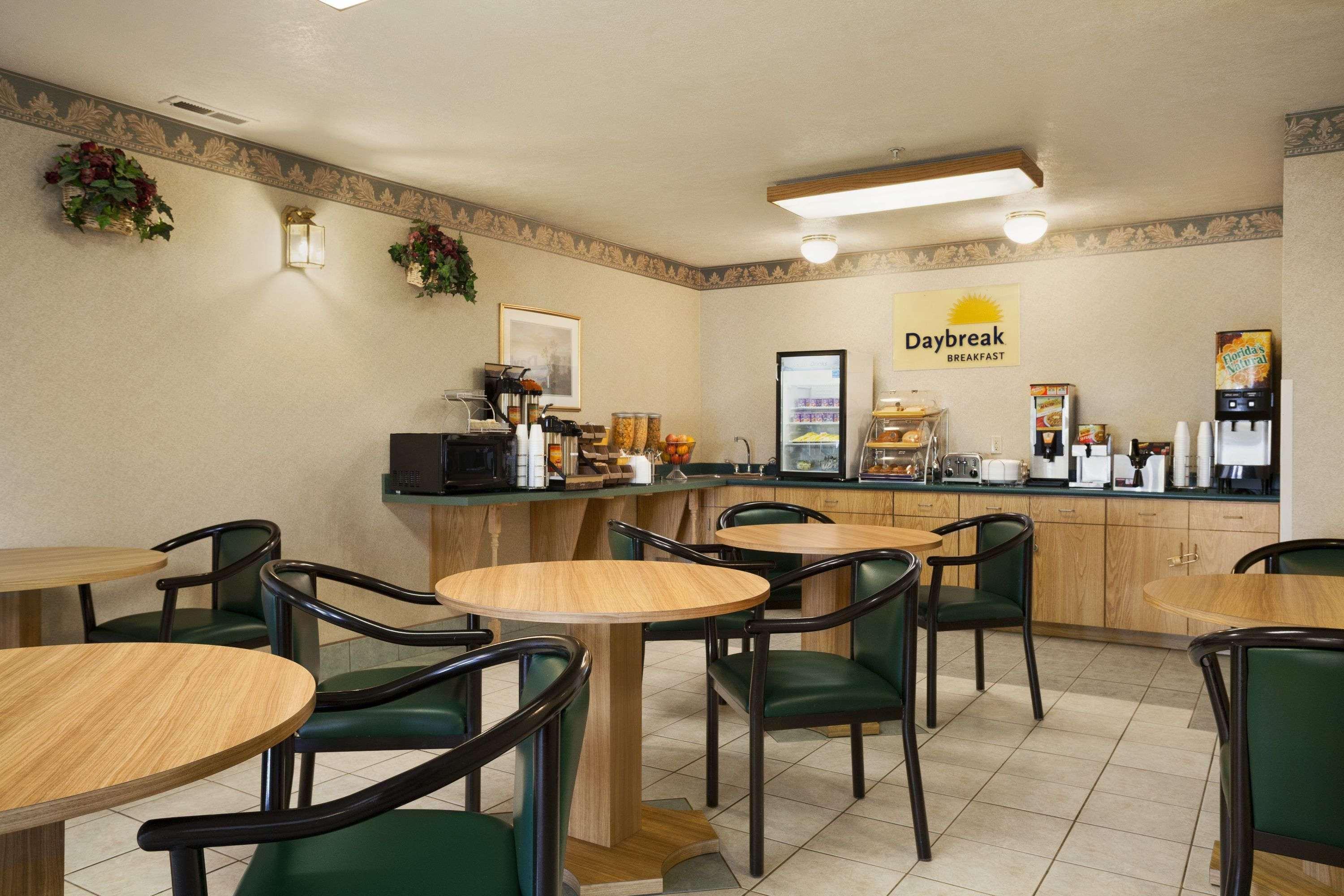 Days Inn By Wyndham Springville Ngoại thất bức ảnh