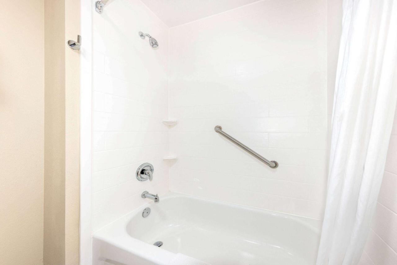 Days Inn By Wyndham Springville Ngoại thất bức ảnh